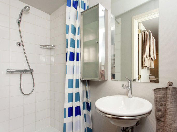 Bathroom, Delightful Chalet in Opglabbeek near Lake, Limburg