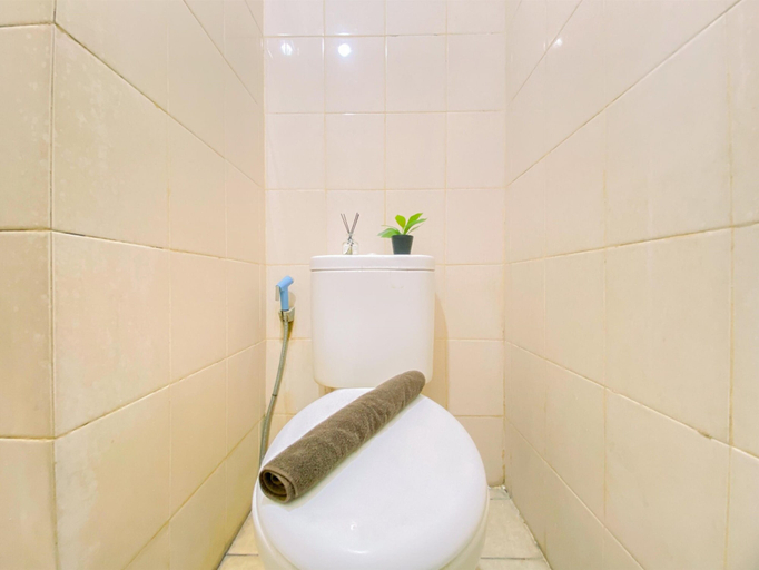 Bathroom 2, Modern And Good Deal Studio At Serpong Greenview Apartment, Tangerang Selatan