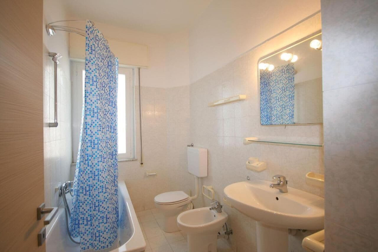 Bathroom, XXV Aprile 2 Int 10 Frontemare 3, Savona