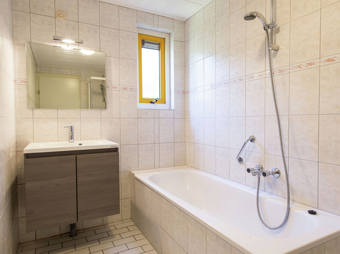 Bathroom 5, Comfortable Bungalow With Dishwasher, Near the Beach, Ameland