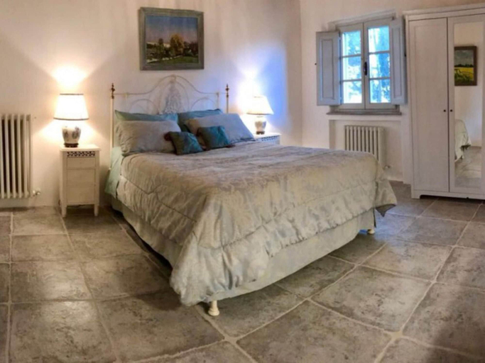 Room 2, Villa Near Cortona With Pool & Countryside Views, Arezzo