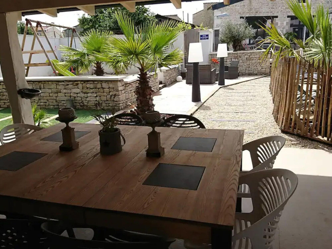 Dining 4, Majestic Villa in Nuaille-d'aunis With Sauna, Charente-Maritime