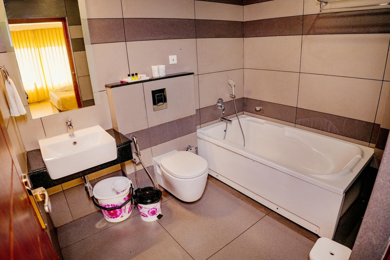Bathroom 5, The lake view munnar Resort, Idukki