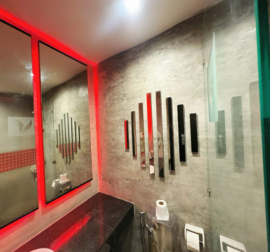 Bathroom 4, Capital O 75514 Vasidtee City Hotel, Muang Suphanburi
