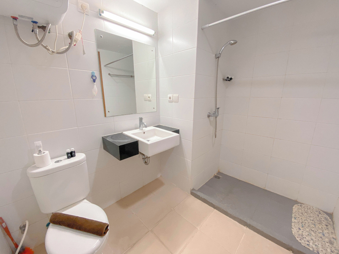 Bathroom 5, The Elite Enclave Studio at Beverly Dago Apartment By Travelio, Bandung