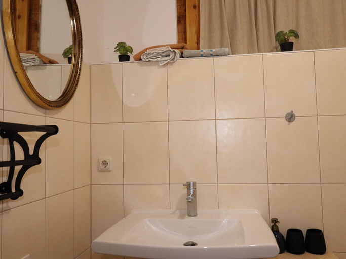 Bathroom 3, Besondere Ferienwohnung Bibliothek in Buschenhagen, Vorpommern-Rügen
