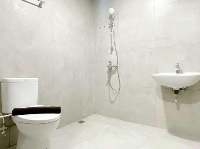 Bathroom 4, Well Furnished And Cozy 2Br Pollux Chadstone Apartment, Cikarang