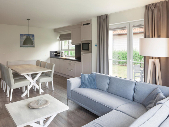 Dining 2, Villa, two Bathrooms and a Washing Machine, Near Ostend, West-Vlaanderen