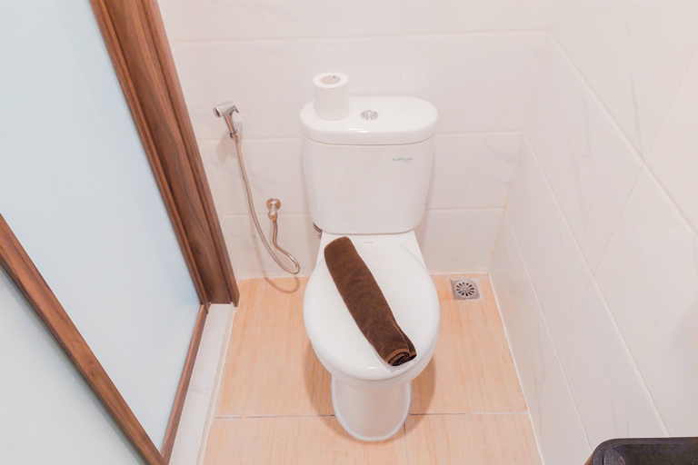 Bathroom 3, Restful And Homey Studio At Sky House Alam Sutera Apartment, Tangerang