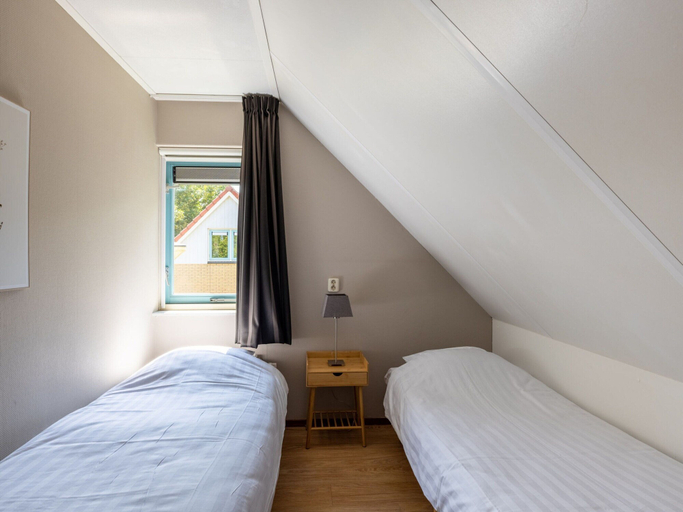 Room 3, Detached Holiday Home With Garden Near Hoorn, Andijk