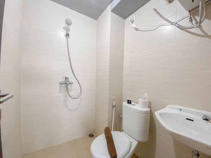 Bathroom 3, Homey Designed 3Br At Gateway Pasteur Apartment, Bandung