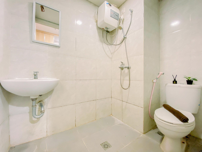 Bathroom 2, Nice Studio At Parkland Avenue Apartment, South Tangerang