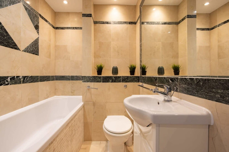 Bathroom, Chic Sunlit Earls Court Flat, London