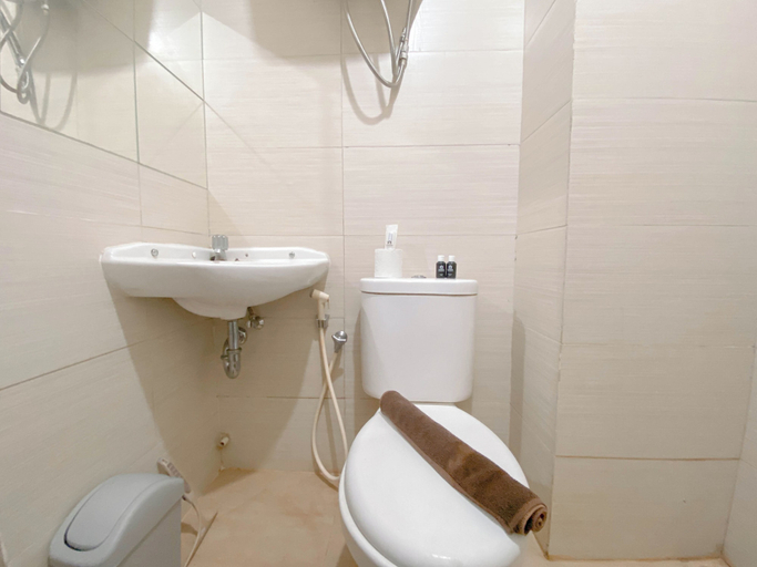 Bathroom 3, Cozy 1Br Apartemen Gateway Pasteur, Bandung