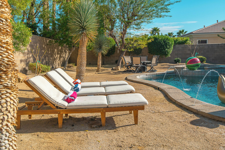 Sport & Beauty 5, Luxury Resort Style Living w/ Pool & Jacuzzi, Riverside