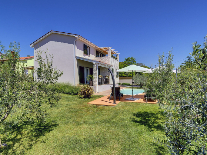 Exterior & Views 2, Superb Modern Villa With Pool, Large Fenced Yard Near the Beach, Marčana