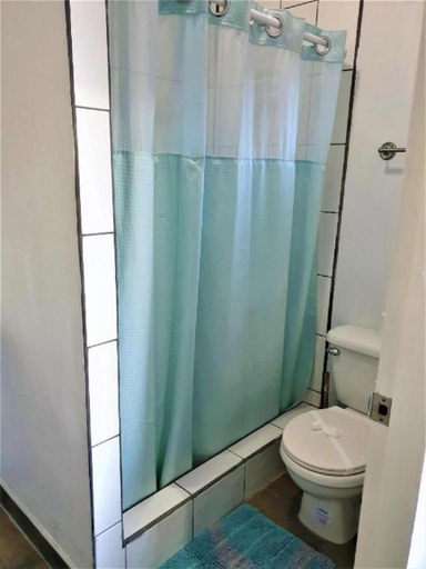 Bathroom 3, Beach Club Budget Rooms at Popeyes Caye Caulker