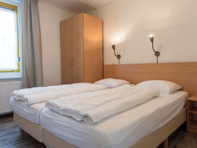 Room 2, Comfortable Bungalow With Dishwasher, Near the Beach, Ameland
