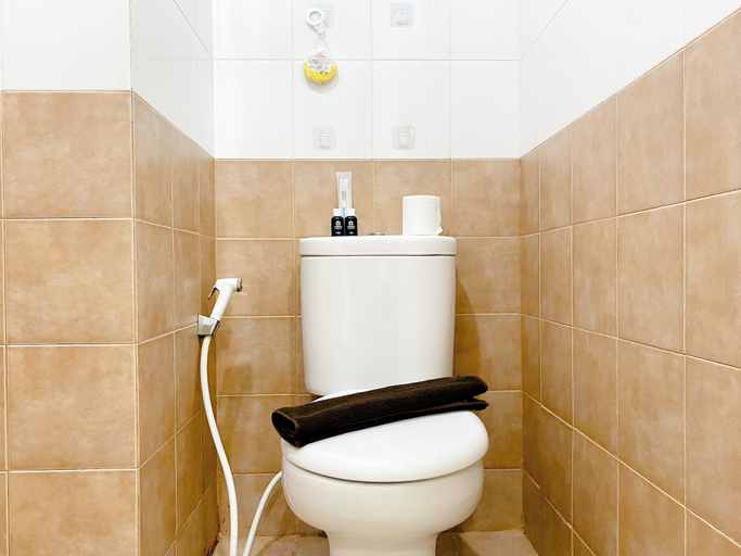 Bathroom 3, Comfort Designed 2Br Green Pramuka City Apartment, Jakarta Pusat