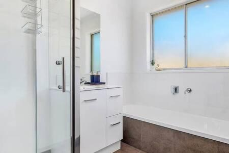 Residence at 165 Great for large groups Sleeps 11, Clarence