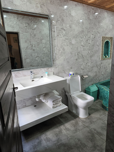 Bathroom 5, Dhow Palace Hotel, Mjini