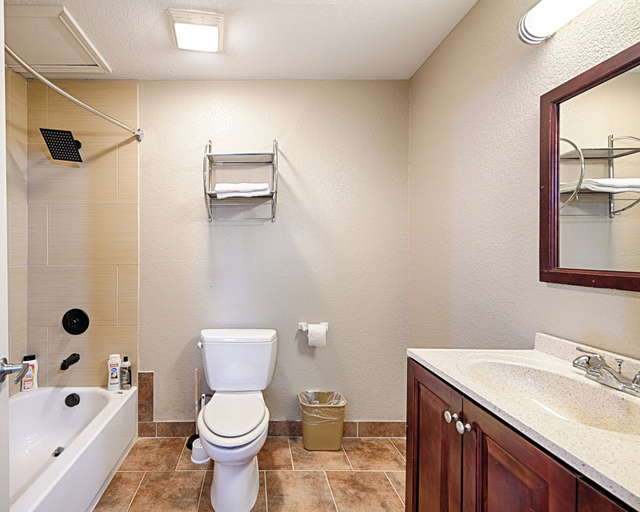 Bathroom 3, Hotel Dilley Grand, Frio