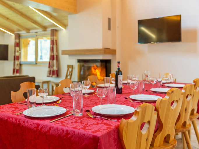 Food & Drinks, Chalet in La Tzoumaz Near Ski Lift, Martigny