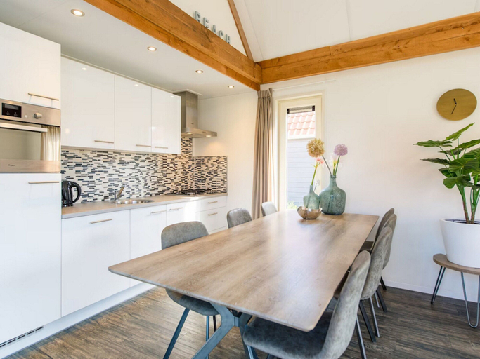 Private kitchen 3, Modern Lodge With two Bath Rooms, Near the Beach, Ameland