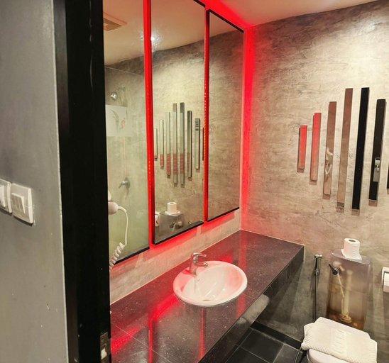 Bathroom 4, Capital O 75514 Vasidtee City Hotel, Muang Suphanburi