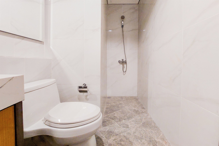 Bathroom 3, Good And Restful 1Br At The Smith Alam Sutera Apartment, Tangerang