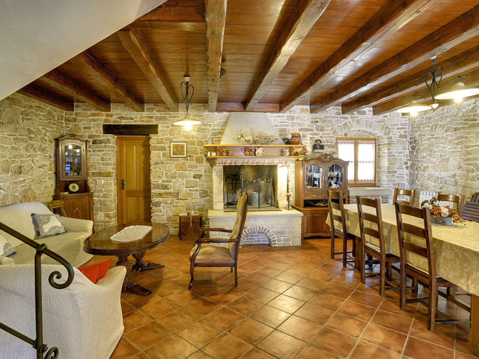 Food & Drinks 5, Holiday Home in Valtura With Swimming Pool, Ližnjan