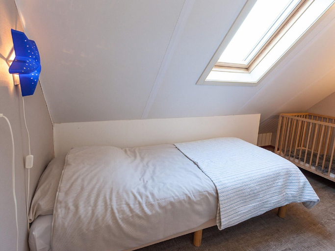 Room 2, Child Friendly Villa With Enclosed Garden, Near Hoorn, Andijk