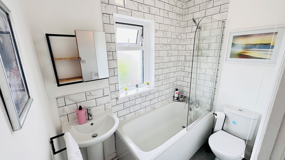 Bathroom 3, Pengam House, Cardiff