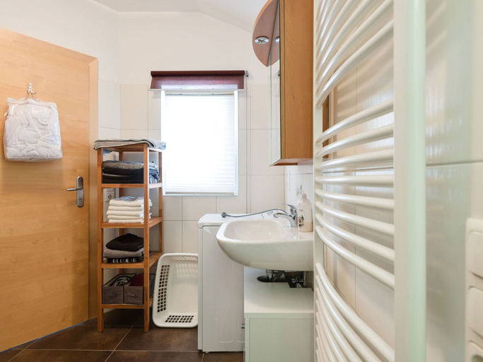 Bathroom 5, Scenic Apartment in Ulrichsberg near Museum & Jazz Club, Rohrbach im Mühlkreis