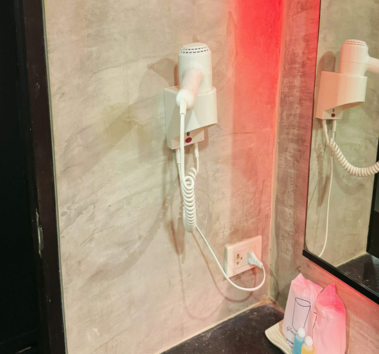 Bathroom 4, Capital O 75514 Vasidtee City Hotel, Muang Suphanburi