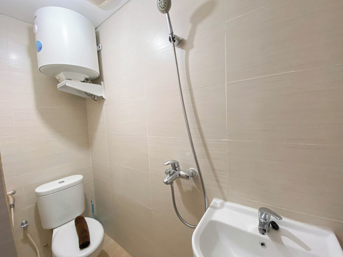 Bathroom 4, Spacious And Minimalist 3Br At Gateway Pasteur Apartment, Bandung