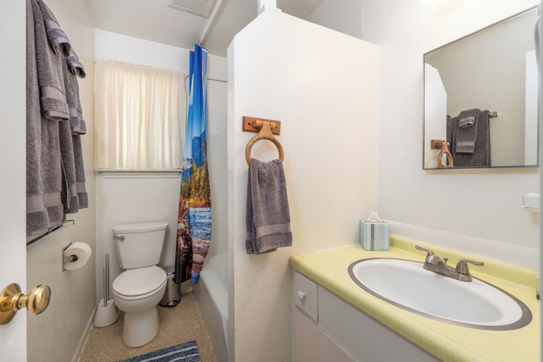 Bathroom 3, OFF THE Beaten Path Mariposa 3BD + EV Charger, Mariposa
