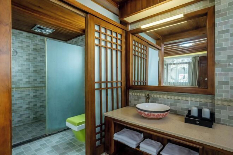 Bathroom 4, Little Happy Inn, Lijiang