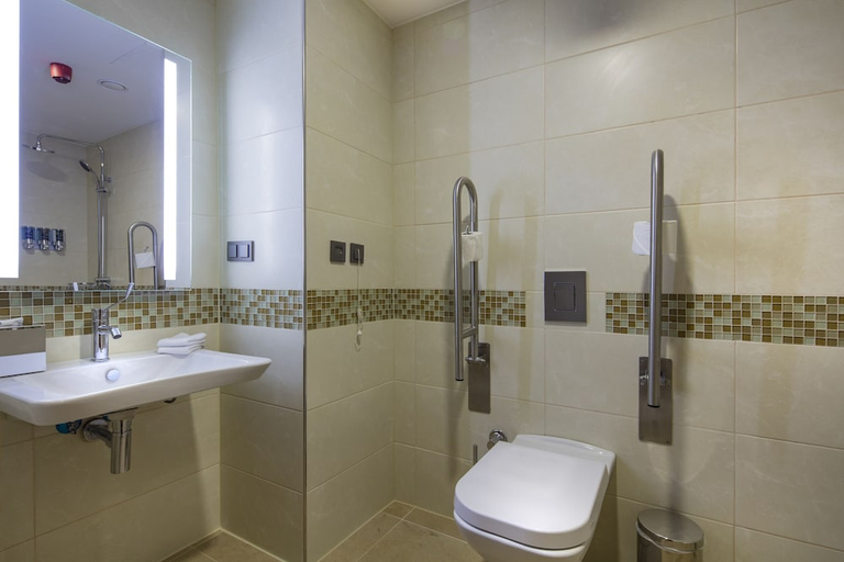 Bathroom 4, Hampton by Hilton Istanbul Atakoy, Bakırköy