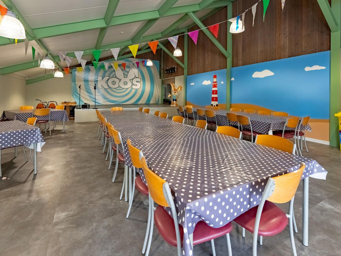 Dining 2, Modern Lodge With two Bath Rooms, Near the Beach, Ameland