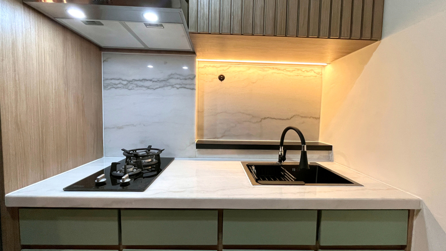 Others 3, Warm and Homey 2BR at Vida View Makassar Apartment By Travelio, Makassar