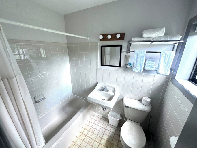Bathroom 4, Budget Host Inn Manistique, Schoolcraft