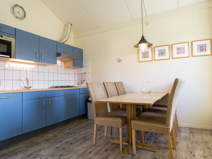 Private kitchen 3, Comfortable Bungalow With Dishwasher, Near the Beach, Ameland