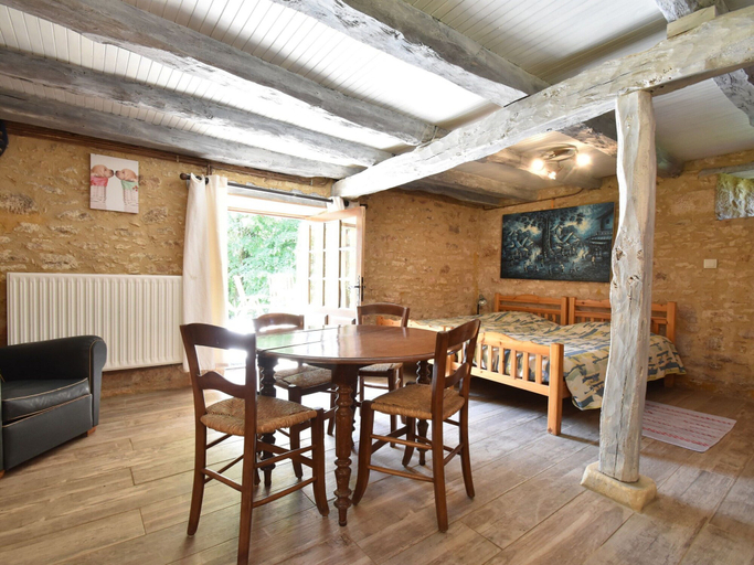 Dining 5, Superb Holiday Home in Busse With Swimming Pool, Dordogne