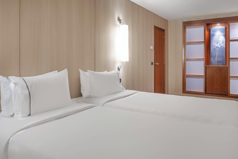 Bedroom 4, AC Málaga Palacio, Málaga