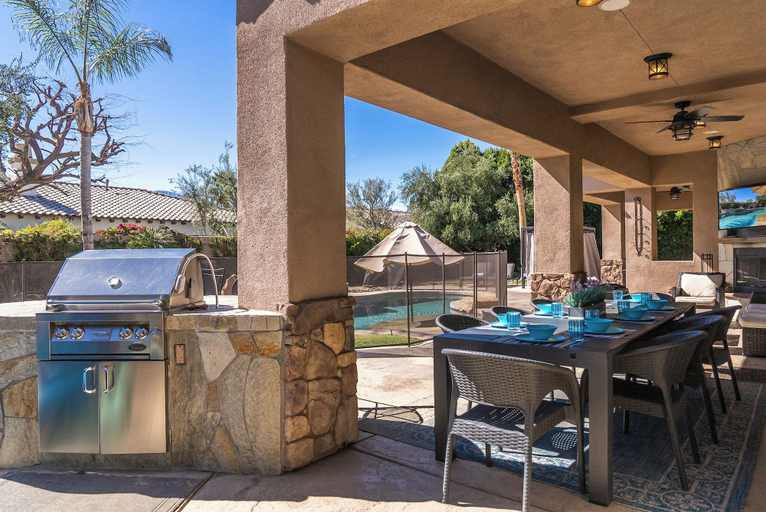Food & Drinks 4, Casa Serenity Luxury Living w/ Pool & Jacuzzi, Riverside