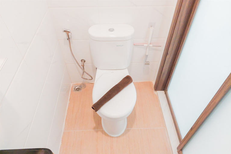 Bathroom 4, Warm And Homey Studio Apartment At Sky House Alam Sutera, Tangerang