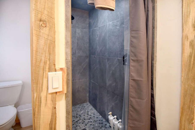 Bathroom 3, EML 1 Pack Saddle Jack, Delta