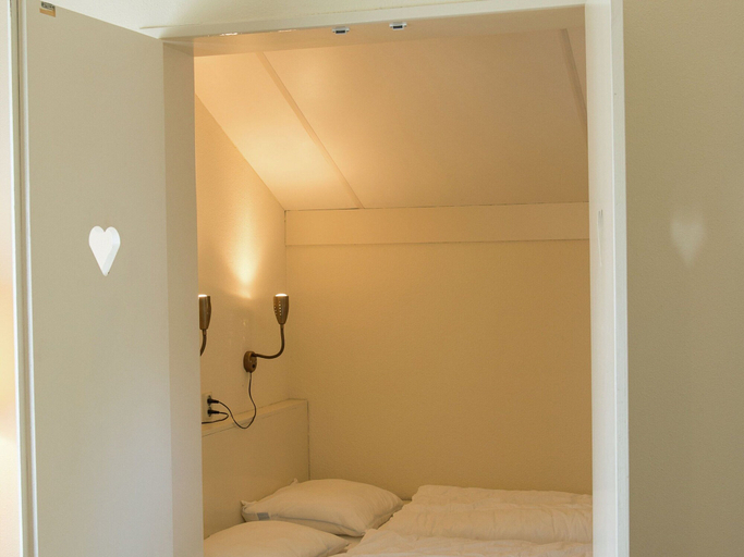 Room 4, Comfortable Bungalow With Dishwasher, Near the Beach, Ameland