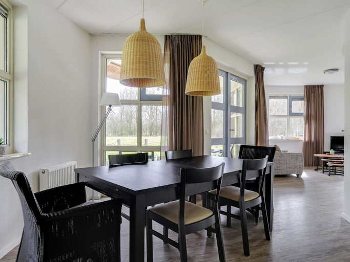 Dining 3, Unique Holiday Home in Noordwolde With Garden, Weststellingwerf